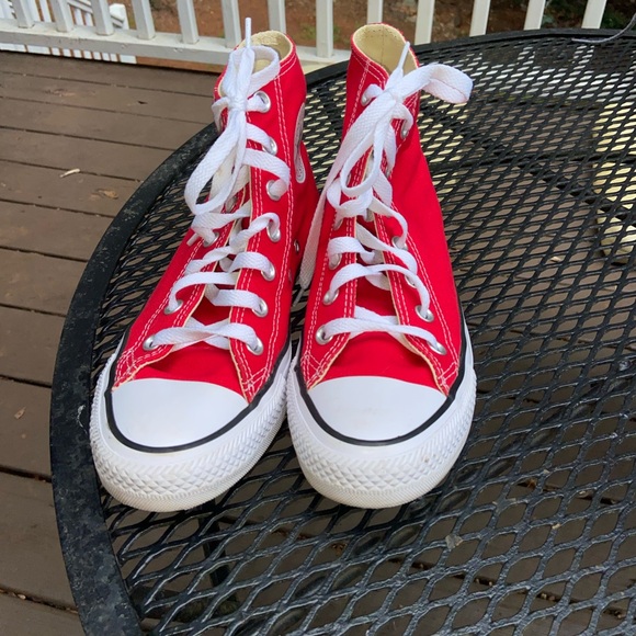 Red Allstar Converse - Picture 2 of 7